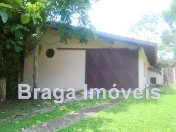 Garagem coberta e guarda de ferramentas
