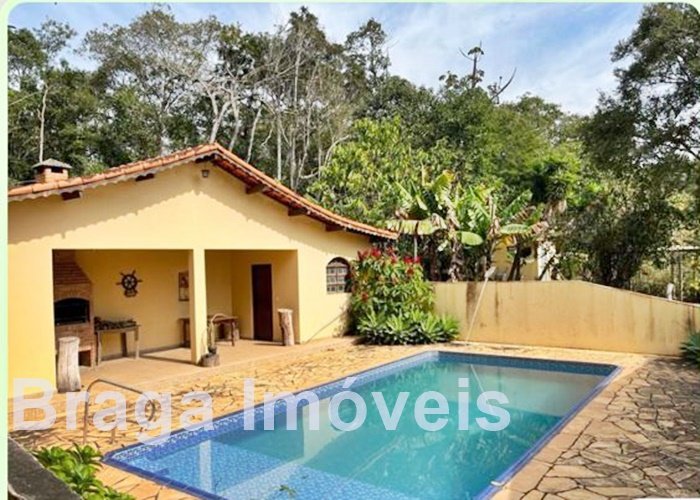 Piscina e área coberta /churrasqueira e 1 WC