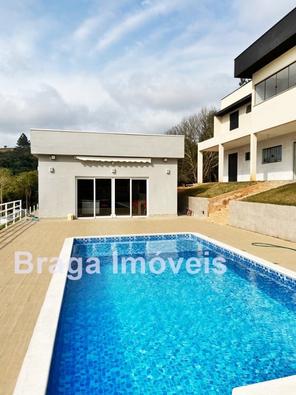 Piscina de frente para área gourmet